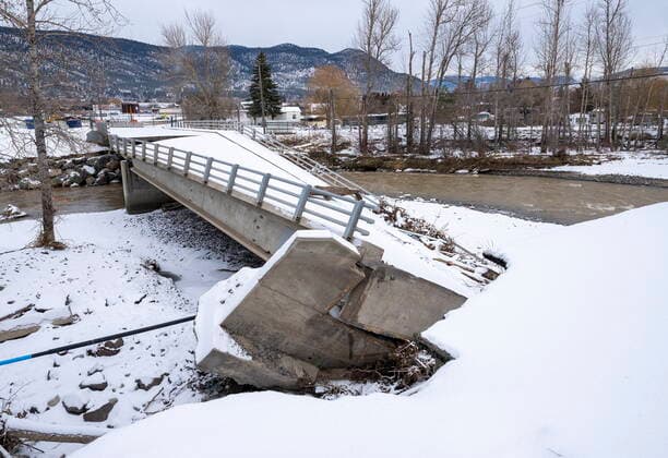 Kanada, Schäden nach Flut in Merritt December 9, 2021, MERRITT, BC, CANADA: A damaged bridge is seen following flood damage in Merritt, B.C. Thursday, December 9, 2021. MERRITT CANADA  - ZUMAc35_ 20211209_zaf_c35_072 Copyright: xJonathanxHaywardx