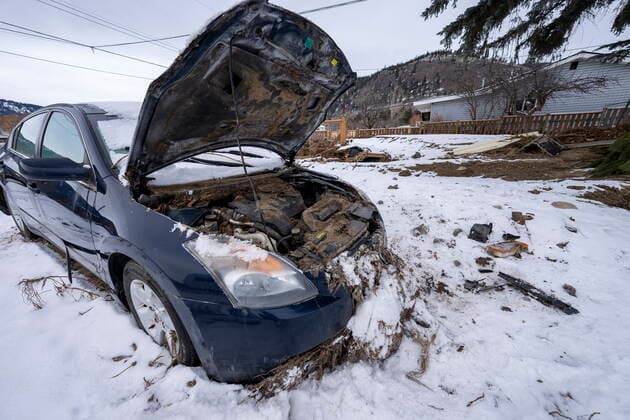 Kanada, Schäden nach Flut in Merritt December 9, 2021, MERRITT, BC, CANADA: A car is filled with mud following flood damage in Merritt, B.C. Thursday, December 9, 2021. MERRITT CANADA  - ZUMAc35_ 20211209_zaf_c35_076 Copyright: xJonathanxHaywardx