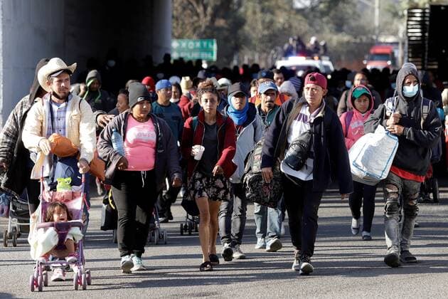 Mexiko, Migranten in Puebla Hundreds of Central American migrants walk in a caravan on the Puebla-Mexico highway heading to Mexico City, Mexico, 09 December 2021. The hundreds of migrants who are part of the caravan that left the southeastern state of Chiapas more than a month and a half ago left the central state of Puebla on Thursday for Mexico City, where they hope to arrive in the next few hours. EFE Hilda Ríos The migrant caravan embarks on its last stretch to Mexico City !ACHTUNG: NUR REDAKTIONELLE NUTZUNG!  Copyright: xHildaxRíosx MEX9971 20211209-399888cdcf4bb9b051ed17473169426863d38f7c