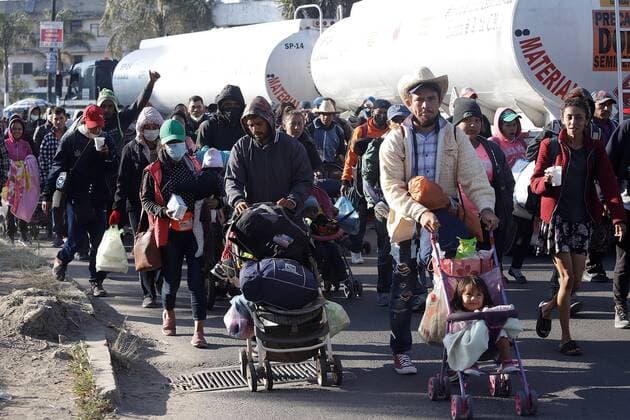 Mexiko, Migranten in Puebla Hundreds of Central American migrants walk in a caravan on the Puebla-Mexico highway heading to Mexico City, Mexico, 09 December 2021. The hundreds of migrants who are part of the caravan that left the southeastern state of Chiapas more than a month and a half ago left the central state of Puebla on Thursday for Mexico City, where they hope to arrive in the next few hours. EFE Hilda Ríos The migrant caravan embarks on its last stretch to Mexico City !ACHTUNG: NUR REDAKTIONELLE NUTZUNG!  Copyright: xHildaxRíosx MEX9972 20211209-6bc7b3291f633afa28b0b8730cfff3de3e77ea09