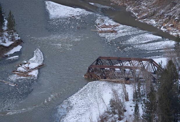 News Bilder des Tages December 9, 2021, SPENCES BRIDGE, BC, CANADA: A rail bridge washed out from the flood waters is pictured near Merritt, B.C. Thursday, December 9, 2021. SPENCES BRIDGE CANADA  - ZUMAc35_ 20211209_zaf_c35_175 Copyright: xJonathanxHaywardx