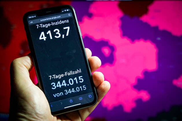 Coronavirus in Germany Covid 19 Dashboard of the Robert Koch Institute 10 12 2021 Robert Koch Institute 7 days Incidence 413.7 7 days Number of cases 344 015 COVID 19 cases 6 423 520 Addition of 61 288 compared to the previous day COVID 19 deaths 104 996 Addition of 484 compared to the previous day