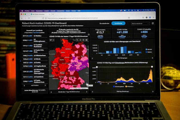 Coronavirus in Germany Covid 19 Dashboard of the Robert Koch Institute 10 12 2021 Robert Koch Institute 7 days Incidence 413.7 7 days Number of cases 344 015 COVID 19 cases 6 423 520 Addition of 61 288 compared to the previous day COVID 19 deaths 104 996 Addition of 484 compared to the previous day