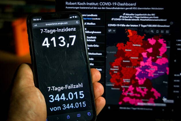Coronavirus in Germany Covid 19 Dashboard of the Robert Koch Institute 10 12 2021 Robert Koch Institute 7 days Incidence 413.7 7 days Number of cases 344 015 COVID 19 cases 6 423 520 Addition of 61 288 compared to the previous day COVID 19 deaths 104 996 Addition of 484 compared to the previous day