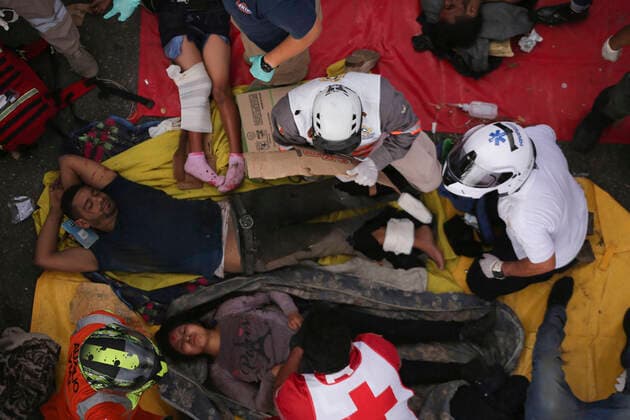 Mexiko, Geflüchtete auf Fernstraße von Lkw überrollt (211210) -- CHIAPAS, Dec. 10, 2021 -- Rescuers work at the site of a traffic accident on the highway nearing Tuxtla Gutierrez, capital of southern Chiapas state, Mexico, Dec. 9, 2021. At least 49 migrants were killed on Thursday after a trailer truck overturned in southern Mexico, authorities said. ) MEXICO-CHIAPAS-TRAFFIC ACCIDENT-MIGRANTS CarlosxDiaz 