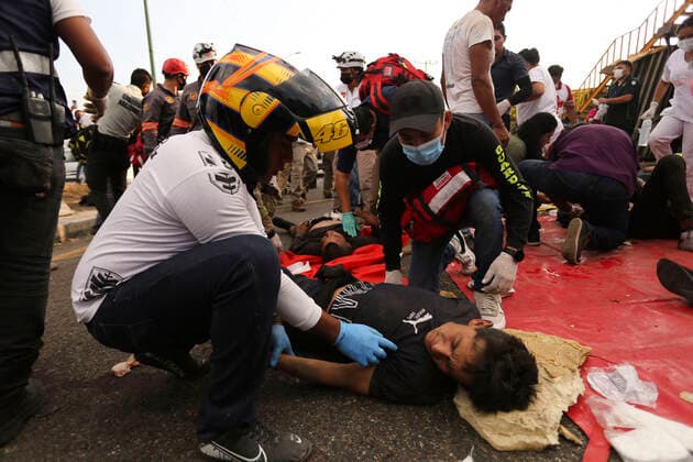 Mexiko, Geflüchtete auf Fernstraße von Lkw überrollt (211210) -- CHIAPAS, Dec. 10, 2021 -- Rescuers work at the site of a traffic accident on the highway nearing Tuxtla Gutierrez, capital of southern Chiapas state, Mexico, Dec. 9, 2021. At least 49 migrants were killed on Thursday after a trailer truck overturned in southern Mexico, authorities said. ) MEXICO-CHIAPAS-TRAFFIC ACCIDENT-MIGRANTS CarlosxDiaz 