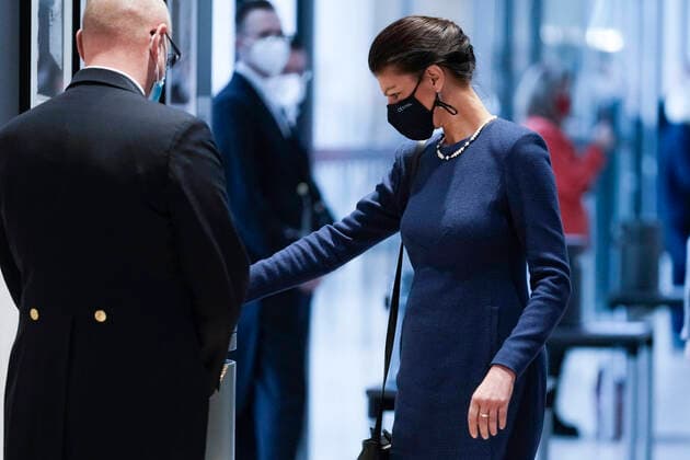 7 Bundestag session and debate in the German Bundestag Current,10 12 2021 Berlin, Dr Sahra Wagenknecht of the party Die Linke during the roll call vote on the agenda item vaccination prevention against COVID 19 at the 7 session of the German Bundestag in Berlin Berlin Germany