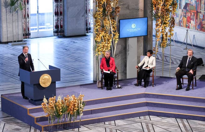News Bilder des Tages OSLO, NORWAY â€“ DECEMBER 10, 2021: 2020 Nobel Peace Prize winner, World Food Programme Executive Director David Beasley, Norwegian Nobel Committee Chairwoman Berit Reiss-Andersen, Filipino-American journalist co-founder and CEO of Rappler Maria Ressa and Russian journalist, Novaya Gazeta editor-in-chief Dmitry Muratov (L-R) are seen during the 2021 Nobel Peace Prize award ceremony at Oslo City Hall. The Norwegian Nobel Committee has decided to award the Nobel Peace Prize for 2021 to Philipino-American journalist Maria Ressa and Russian journalist Dmitry Muratov in recognition of their efforts to safeguard freedom of expression, which is a precondition for democracy and lasting peace . Sergei Bobylev TASS  TS11B5C4