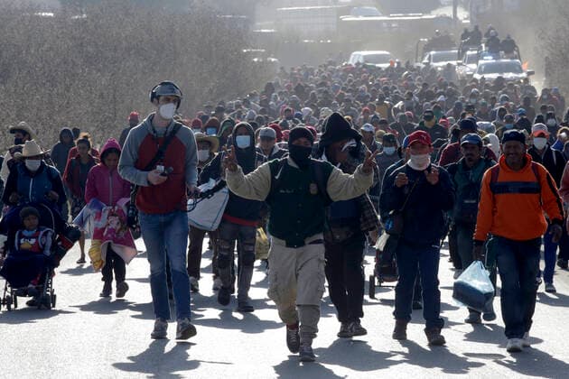 Mexiko, Geflüchtete auf ihrem Weg Richtung US-Grenze (211210) -- PUEBLA, Dec. 10, 2021 -- Migrants who take part in a caravan walk on the Puebla-Mexico highway, in the state of Puebla, Mexico, on Dec. 9, 2021. A migrant caravan continues its course through the state of Puebla, during its journey across the Mexican territory towards the border with the United States. ) MEXICO-PUEBLA-MIGRANT CARAVAN CarlosxPacheco 