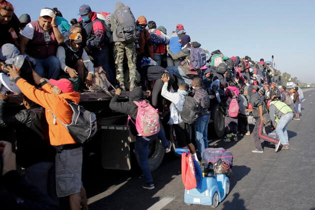 Mexiko, Geflüchtete auf ihrem Weg Richtung US-Grenze (211210) -- PUEBLA, Dec. 10, 2021 -- Migrants who take part in a caravan board a truck on the Puebla-Mexico highway, in the state of Puebla, Mexico, on Dec. 9, 2021. A migrant caravan continues its course through the state of Puebla, during its journey across the Mexican territory towards the border with the United States. ) MEXICO-PUEBLA-MIGRANT CARAVAN CarlosxPacheco 