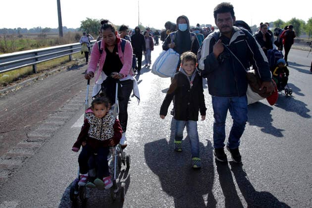 Mexiko, Geflüchtete auf ihrem Weg Richtung US-Grenze (211210) -- PUEBLA, Dec. 10, 2021 -- Migrants who take part in a caravan walk on the Puebla-Mexico highway, in the state of Puebla, Mexico, on Dec. 9, 2021. A migrant caravan continues its course through the state of Puebla, during its journey across the Mexican territory towards the border with the United States. ) MEXICO-PUEBLA-MIGRANT CARAVAN CarlosxPacheco 