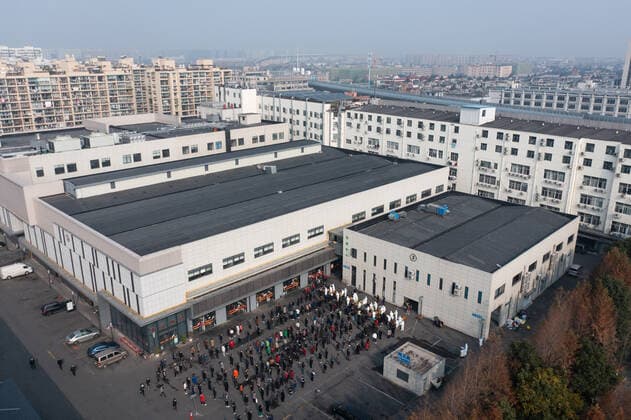 (211210) -- HANGZHOU, Dec. 10, 2021 -- Aerial photo taken on Dec. 10, 2021 shows medical workers taking swab samples at a market in Hangzhou, east China s Zhejiang Province. Eight urban districts of Hangzhou have asked public places, including libraries, museums, theaters and internet cafes, to limit visitors to no more than half of their total capacity. ) CHINA-ZHEJIANG-COVID-19-NUCLEIC ACID TEST (CN) XuxYu 
