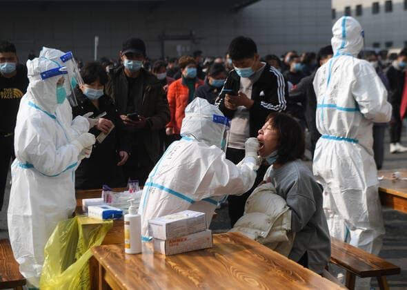 (211210) -- HANGZHOU, Dec. 10, 2021 -- Medical workers take swab samples at a market in Hangzhou, east China s Zhejiang Province, Dec. 10, 2021. Eight urban districts of Hangzhou have asked public places, including libraries, museums, theaters and internet cafes, to limit visitors to no more than half of their total capacity. ) CHINA-ZHEJIANG-COVID-19-NUCLEIC ACID TEST (CN) XuxYu 
