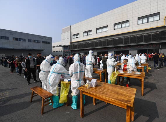 (211210) -- HANGZHOU, Dec. 10, 2021 -- Medical workers take swab samples at a market in Hangzhou, east China s Zhejiang Province, Dec. 10, 2021. Eight urban districts of Hangzhou have asked public places, including libraries, museums, theaters and internet cafes, to limit visitors to no more than half of their total capacity. ) CHINA-ZHEJIANG-COVID-19-NUCLEIC ACID TEST (CN) XuxYu 