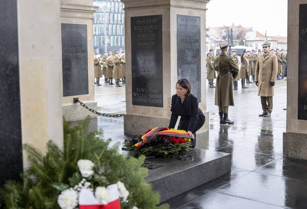 Bilder des Jahres 2021, News 12 Dezember News Themen der Woche KW49 News Bilder des Tages Annalena Baerbock, Bundesaussenministerin, startet zu ihrer ersten Auslandsreise nach Paris, Bruessel und Warschau. Hier bei einer Kranzniederlegung am Grabmahl des Unbekannten Soldaten in Warschau. 10.12.2021 Warschau Polen *** Annalena Baerbock, German Foreign Minister, starts her first foreign trip to Paris, Brussels and Warsaw Here at a wreath-laying ceremony at the Tomb of the Unknown Soldier in Warsaw 10 12 2021 Warsaw Poland Copyright: xThomasxImo photothek.netx