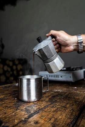 IMAGO Creative, Jahreszeit Herbst auf dem Land Coffee in autumn in a wood cabin Benasque, Aragon, Spain CR_DHDH211115-859009-01 ,model released, Symbolfoto
