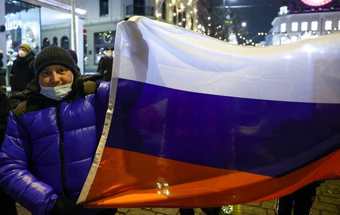 Norwegen, Friedensnobelpreis Verleihung in Oslo OSLO, NORWAY â€“ DECEMBER 10, 2021: A man carries a Russian national flag during a torchlight parade in honour of the 2021 Nobel Peace Prize winners from Oslo Central Station to the Grand Hotel where the laureates greet the procession participants from the balcony. The Norwegian Nobel Committee has decided to award the Nobel Peace Prize for 2021 to Filipino-American journalist, co-founder and CEO of Rappler Maria Ressa and Russian journalist, Novaya Gazeta editor-in-chief Dmitry Muratov in recognition of their efforts to safeguard freedom of expression, which is a precondition for democracy and lasting peace . Sergei Bobylev TASS  TS11B652