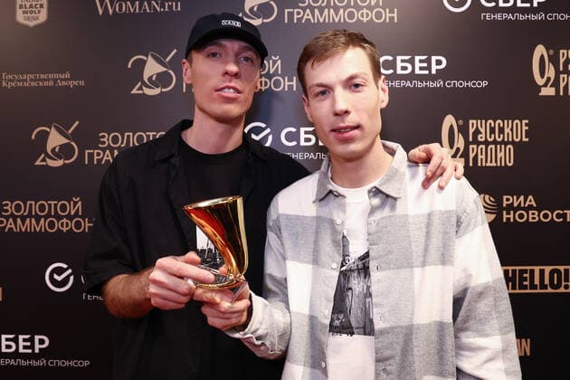 Musikpreis Goldenes Grammophon, Verleihung in Moskau MOSCOW, RUSSIA - DECEMBER 10, 2021: Ivan Zasidkevich (L) and his brother Mikhail of the Dabro band attend the 2021 Golden Gramophone Awards ceremony at the State Kremlin Palace. Valery Sharifulin TASS  TS11B667
