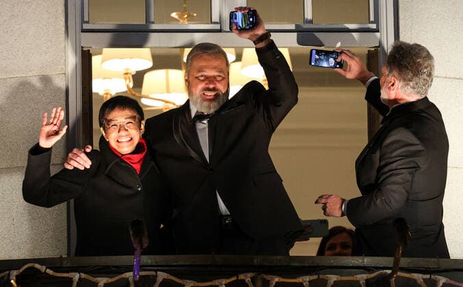 OSLO, NORWAY – DECEMBER 10, 2021: Nobel Peace Prize winners, Filipino-American journalist, co-founder and CEO of Rappler Maria Ressa, Russian journalist, Novaya Gazeta editor-in-chief Dmitry Muratov, and World Food Programme Executive Director David Beasley (L-R) greet the participants in a torchlight parade in honour of the Nobel Peace Prize winners from a balcony of the Grand Hotel. The Norwegian Nobel Committee has decided to award the Nobel Peace Prize for 2021 to Filipino-American journalist, co-founder and CEO of Rappler Maria Ressa and Russian journalist, Novaya Gazeta editor-in-chief Dmitry Muratov in recognition of their efforts to safeguard freedom of expression, which is a precondition for democracy and lasting peace . The World TS11B68E