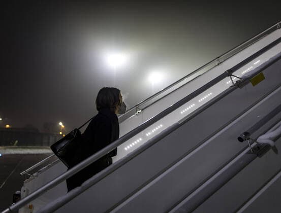 Bundesaussenministerin Annalena Baerbock, Gruene, steigt am Flughafen Berlin in einen Airbus A 319 der Flugbereitschaft der Bundeswehr. Baerbock fliegt zum G7 Treffen nach Liverpool. Berlin Deutschland *** German Foreign Minister Annalena Baerbock, Greens, boards an Airbus A 319 of the Bundeswehr Air Force at Berlin Airport Baerbock flies to G7 meeting in Liverpool Berlin Germany Copyright: xThomasxKoehler photothek.dex