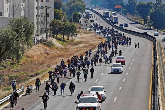 News Bilder des Tages A group of migrants walk by the municipality of San Martín Texmelucan, on the Puebla-Mexico highway in Mexico, 10 December 2021. The migrant caravan plans to arrive in Mexico City this Friday night or Saturday morning after a last stop in the state of Puebla, where they are moving by road despite the impact of the accident in the south that killed more than 50 migrants. EFE Hilda Ríos Migrant caravan will arrive in Mexico City after last stop in Puebla !ACHTUNG: NUR REDAKTIONELLE NUTZUNG!  Copyright: xHildaxRíosx MEX127 20211210-b33e3369c432c704c4474be40804d1ee08ba044c