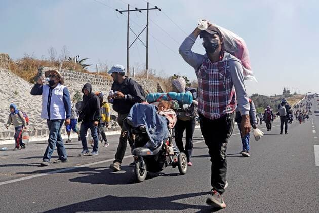 A group of migrants walk by the municipality of San Martín Texmelucan, on the Puebla-Mexico highway in Mexico, 10 December 2021. The migrant caravan plans to arrive in Mexico City this Friday night or Saturday morning after a last stop in the state of Puebla, where they are moving by road despite the impact of the accident in the south that killed more than 50 migrants. EFE Hilda Ríos Migrant caravan will arrive in Mexico City after last stop in Puebla !ACHTUNG: NUR REDAKTIONELLE NUTZUNG!  Copyright: xHildaxRíosx MEX138 20211210-5f945f1670c6c28915bd419b565c9e4e809545d8
