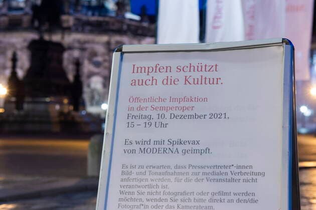 Vaccination in the Semper Opera A very special vaccination offer with musical accompaniment by artists of the Semper Opera was held on Friday in Dresden About 300 people willing to be vaccinated got their Corona vaccination in the Semper Opera Other theaters want to continue this offer Dresden Saxony GERMANY