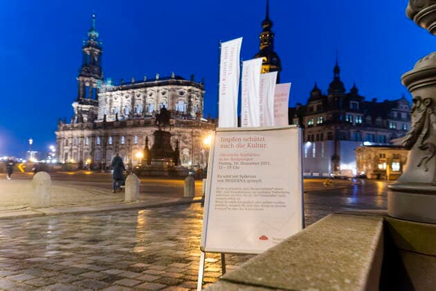 Vaccination in the Semper Opera A very special vaccination offer with musical accompaniment by artists of the Semper Opera was held on Friday in Dresden About 300 people willing to be vaccinated got their Corona vaccination in the Semper Opera Other theaters want to continue this offer Dresden Saxony GERMANY