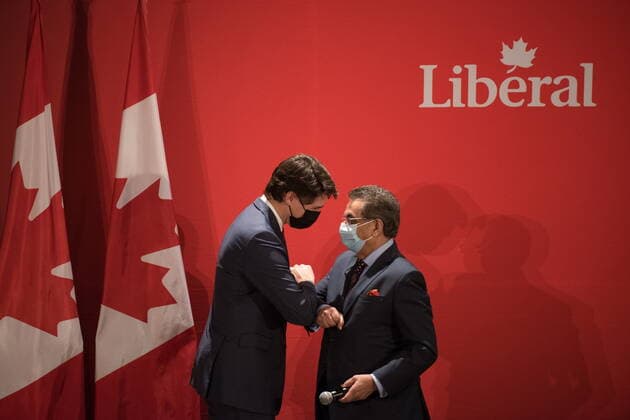 December 10, 2021, TORONTO, ON, CANADA: Prime Minster Justin Trudeau uses an elbow bump as a greeting during a fundraiser for the Liberal Party of Canada, at the Hilton Toronto on, Friday, December 10, 2021. TORONTO CANADA  - ZUMAc35_ 20211210_zaf_c35_162 Copyright: xTijanaxMartinx