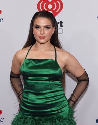December 10, 2021, New York, NY, USA: NEW YORK, NEW YORK - DECEMBER 10: Mae Muller attends iHeartRadio Z100 Jingle Ball 2021 on December 10, 2021 in New York City. New York USA - ZUMAs181 20211210_zea_s181_023 Copyright: xImagespacex