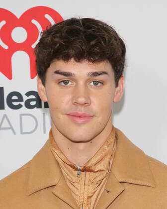 10 December 2021 - New York, New York - .Noah Beck in the Press Room at Z100 s iHeartRadio Jingle Ball 2021 held at Madison Square Garden. New York USA - ZUMAa123 20211210_zaa_a123_051 Copyright: xJ.xLINGOx