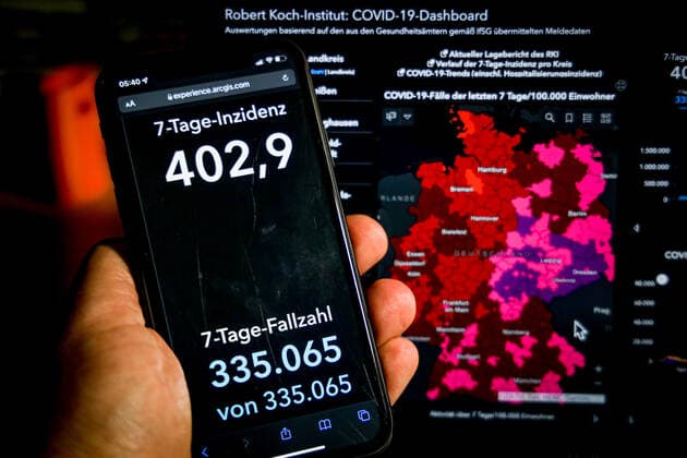 Coronavirus in Germany Covid 19 Dashboard of the Robert Koch Institute 11 12 2021 Robert Koch Institute 7 days Incidence 402.9 7 days Number of cases 335 065 COVID 19 cases 6 477 217 Addition of 53 697 compared to the previous day COVID 19 deaths 105 506 Addition of 510 compared to the previous day