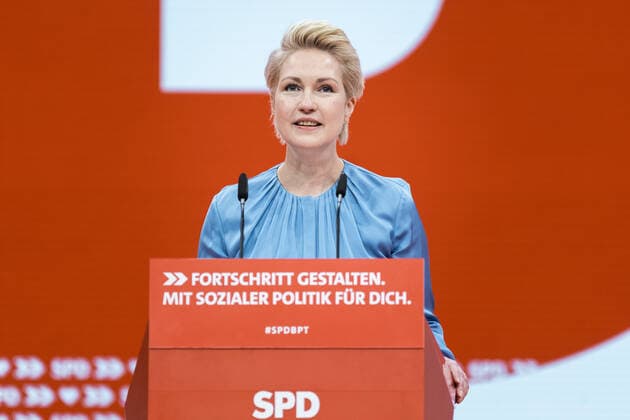 Manuela Schwesig, SPD, Ministerpraesidentin von Mecklenburg-Vorpommern,aufgenommen im Rahmen des SPD-Bundesparteitages in Berlin, 11.12.2021. Bei diesem Parteitag drei Tage nach der Vereidigung der neuen Bundesregierung sucht die SPD einen neuen Bundesvorsitzenden, der den scheidenden Vorsitzenden Norbert Walter-Borjans im Amt ersetzt. Berlin Deutschland *** Manuela Schwesig, SPD, State Premier of Mecklenburg Vorpommern,pictured at the SPD federal party conference in Berlin, 11 12 2021 At this party conference three days after the new federal government was sworn in, the SPD is looking for a new federal leader to replace outgoing leader Norbert Walter Borjans in office Berlin Germany Copyright: xFlorianxGaertner photothek.dex