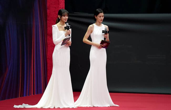 2021 Mnet Asian Music Awards MAMA PAJU, SOUTH KOREA, DEC 11: South Korean interpreter An Hyun-mo, model Lee Hyun-yi during 2021 Mnet Asian Music Awards MAMA at the CJ ENM STUDIO CENTER in Paju, South Korea, on December 11, 2021. Paju the CJ ENM STUDIO CENTER South Korea 7075_250064 Copyright: xSeokyongxLee PentaxPressx