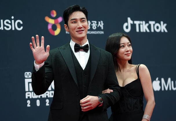2021 Mnet Asian Music Awards MAMA PAJU, SOUTH KOREA, DEC 11: South Korean actors Ahn Bo-hyun, Jo Bo-ah during 2021 Mnet Asian Music Awards MAMA at the CJ ENM STUDIO CENTER in Paju, South Korea, on December 11, 2021. Paju the CJ ENM STUDIO CENTER South Korea 7075_250116 Copyright: xSeokyongxLee PentaxPressx