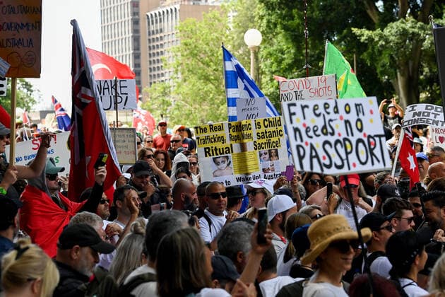 FACE THE MUSIC RALLY, Protesters hold placards during a ReclaimTheLine rally dubbed Face the Music?, against vaccine mandates and vaccine passports in Sydney, Sunday, December 12, 2021. ( NO ARCHIVING, EDITORIAL USE ONLY, NO USE IN BOOKS WITHOUT CONSENT SYDNEY NSW AUSTRALIA  Copyright: xBIANCAxDExMARCHIx 20211212001605786000