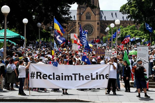 FACE THE MUSIC RALLY, Protesters hold placards during a ReclaimTheLine rally dubbed Face the Music , against vaccine mandates and vaccine passports in Sydney, Sunday, December 12, 2021. ( NO ARCHIVING, EDITORIAL USE ONLY, NO USE IN BOOKS WITHOUT CONSENT SYDNEY NSW AUSTRALIA  Copyright: xBIANCAxDExMARCHIx 20211212001605786034
