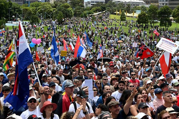 FACE THE MUSIC RALLY, Protesters hold placards during a ReclaimTheLine rally dubbed Face the Music?, against vaccine mandates and vaccine passports in Sydney, Sunday, December 12, 2021. ( NO ARCHIVING, EDITORIAL USE ONLY, NO USE IN BOOKS WITHOUT CONSENT SYDNEY NSW AUSTRALIA  Copyright: xBIANCAxDExMARCHIx 20211212001605786540