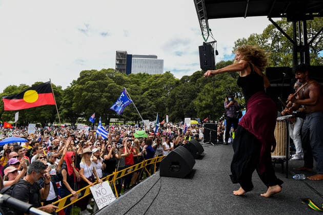 FACE THE MUSIC RALLY, Protesters hold placards as musicians perform during a ReclaimTheLine rally dubbed Face the Music , against vaccine mandates and vaccine passports in Sydney, Sunday, December 12, 2021. ( NO ARCHIVING, EDITORIAL USE ONLY, NO USE IN BOOKS WITHOUT CONSENT SYDNEY NSW AUSTRALIA  Copyright: xBIANCAxDExMARCHIx 20211212001605786653