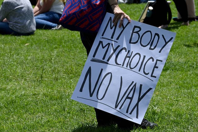 FACE THE MUSIC RALLY, Protesters hold placards during a ReclaimTheLine rally dubbed Face the Music , against vaccine mandates and vaccine passports in Sydney, Sunday, December 12, 2021. ( NO ARCHIVING, EDITORIAL USE ONLY, NO USE IN BOOKS WITHOUT CONSENT SYDNEY NSW AUSTRALIA  Copyright: xBIANCAxDExMARCHIx 20211212001605793947