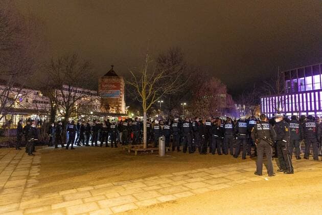 Reutlingen lateral thinking demonstration in Reutlingen, 11 12 2021, lateral thinking demonstration in Reutlingen, demonstrators arrest, Reutlingen town hall, 11 12 2021, Copyright: xDROFITSCH EIBNERx EP_ddh