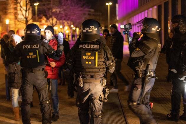 Reutlingen Querdenken demonstration in Reutlingen, 11 12 2021, Querdenken demonstration in Reutlingen, police cordoning off at the town hall, 11 12 2021, Copyright: xDROFITSCH EIBNERx EP_ddh