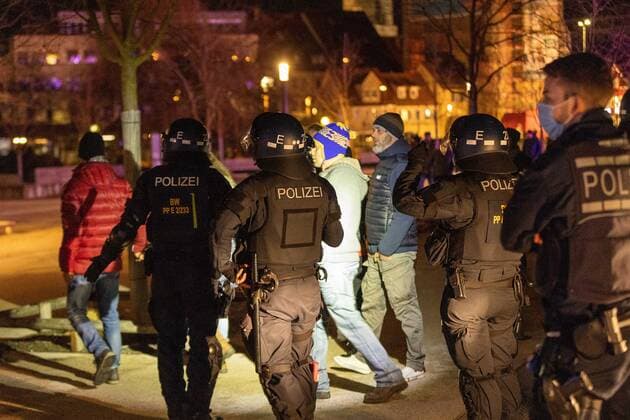 Reutlingen Querdenken demonstration in Reutlingen, 11 12 2021, Querdenken demonstration in Reutlingen, police cordon off at town hall, arrests at protest, 11 12 2021, Copyright: xDROFITSCH EIBNERx EP_ddh