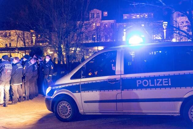 Reutlingen lateral thinking demonstration in Reutlingen, 11 12 2021, lateral thinking demonstration in Reutlingen, demonstrators arrest, Reutlingen town hall, 11 12 2021, Copyright: xDROFITSCH EIBNERx EP_ddh