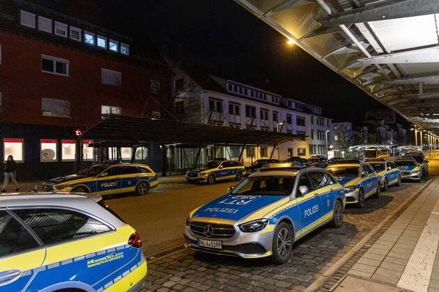 Reutlingen lateral thinking demonstration in Reutlingen, 11 12 2021, lateral thinking demonstration in Reutlingen, police, Reutlingen bus station, ZOB, 11 12 2021, Copyright: xDROFITSCH EIBNERx EP_ddh