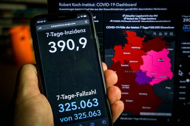 Coronavirus in Germany Covid 19 Dashboard of the Robert Koch Institute 12 12 2021 Robert Koch Institute 7 days Incidence 390.9 7 days Number of cases 325 063 COVID 19 cases 6 509 863 Addition by 32 646 compared to previous day COVID 19 deaths 105 638 Addition by 132 compared to previous day