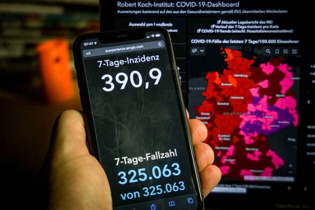 Coronavirus in Germany Covid 19 Dashboard of the Robert Koch Institute 12 12 2021 Robert Koch Institute 7 days Incidence 390.9 7 days Number of cases 325 063 COVID 19 cases 6 509 863 Addition by 32 646 compared to previous day COVID 19 deaths 105 638 Addition by 132 compared to previous day