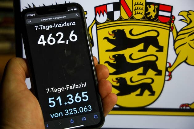 Coronavirus in Germany Covid 19 Dashboard of the Robert Koch Institute DEU, Germany, Baden Württemberg 12 12 2021 The 7-day incidence for the state Cases last 7 days 100 000 PE is displayed on an iPhone, with the state coat of arms in the background.