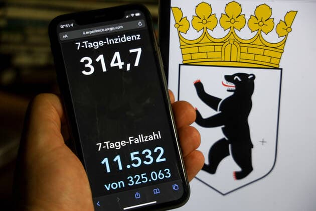 Coronavirus in Germany Covid 19 Dashboard of the Robert Koch Institute DEU, Germany, Berlin 12 12 2021 The 7-day incidence for the state Cases last 7 days 100 000 PE is displayed on an iPhone, with the state coat of arms in the background.