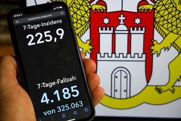 Coronavirus in Germany Covid 19 Dashboard of the Robert Koch Institute DEU, Germany, Hamburg 12 12 2021 The 7-day incidence for the state Cases last 7 days 100 000 PE is displayed on an iPhone, with the state coat of arms in the background.